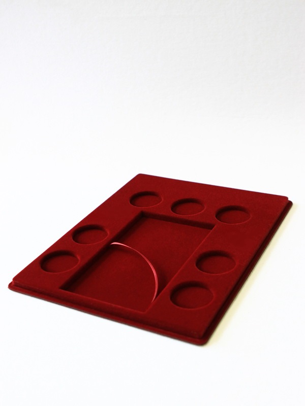  Планшет S (234х296х12 мм) для 1 банкноты Сочи-2014 в капсуле, 7 монет Сочи-2014 в капсулах и 3 значков Сочи-2014, тёмно-бордовый