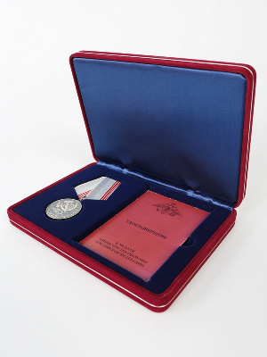 Футляр замшевый (182х128х34 мм) под медаль РФ d-37 мм и удостоверение (75х105х8 мм) Футляр замшевый (182х128х34 мм) под медаль РФ d-37 мм и удостоверение (75х105х8 мм)