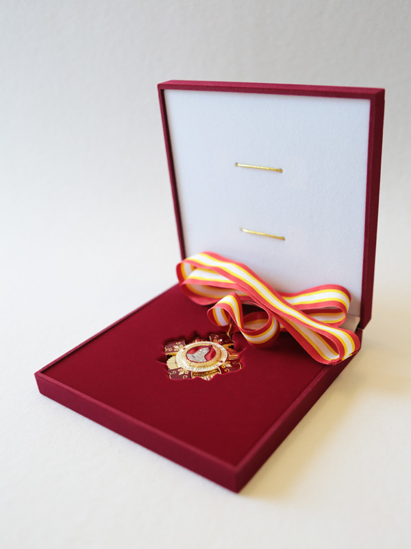 Флокированный футляр (160х160х33 мм) под знак на ленте