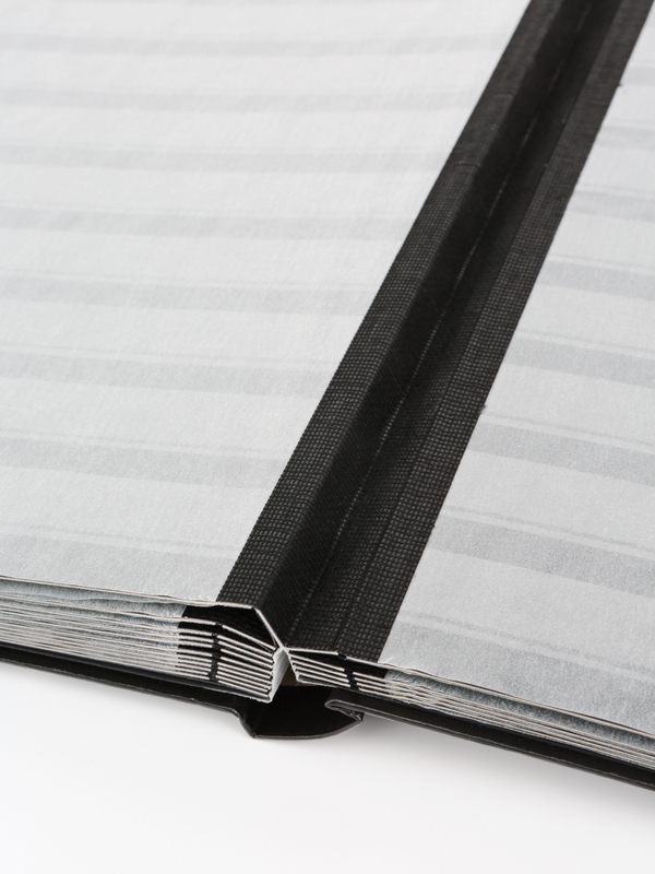 Альбом для марок (кляссер CLASSIC). 16 листов (32 страницы) из чёрного картона с промежуточными листами из пергамина. Чёрный. Prinz, 2015