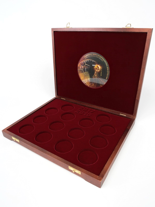 Футляр деревянный Vintage S (305х247х40 мм) для 14 серебряных монет Кубок Конфедераций 2017 и Чемпионат мира по футболу 2018 в капсулах. Кубок Футляр деревянный Vintage S (305х247х40 мм) для 14 серебряных монет Кубок Конфедераций 2017 и Чемпионат мира по футболу 2018 в капсулах. Кубок