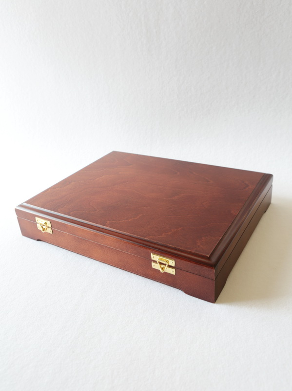  Футляр деревянный Vintage S (305х247х54 мм) на 32 ячейки (30х50х6 мм) под знаки с винтами, тёмно-бордовый