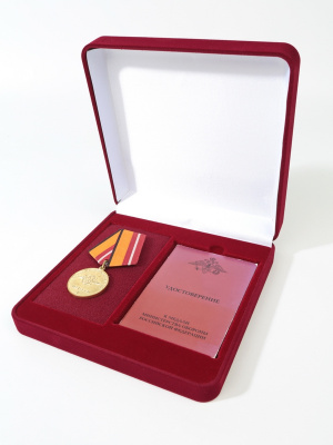 Футляр (161х161х40 мм) с поролоновой вставкой под универсальную медаль и удостоверение (75х105х6 мм), светло-бордовый  Футляр (161х161х40 мм) с поролоновой вставкой под универсальную медаль и удостоверение (75х105х6 мм), светло-бордовый