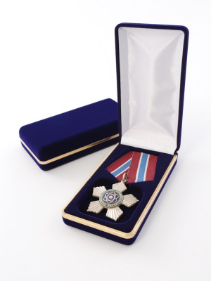 Футляр с золотым ободком (62х116х26 мм) под орден на пятиугольной колодке, светло-бордовый Футляр с золотым ободком (62х116х26 мм) под орден на пятиугольной колодке, светло-бордовый