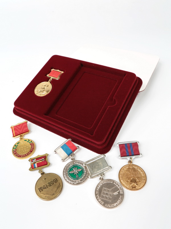  Сувенирная упаковка (181х142х22 мм) для медали на квадро колодке (короткая) и удостоверения (81х112х8 мм), зелёный