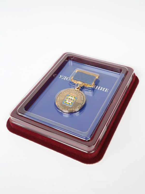  Сувенирная упаковка (110х139х22 мм) под медаль на квадро колодке (в крышке) и удостоверение (81х112х6 мм). Тип 5, тёмно-бордовый