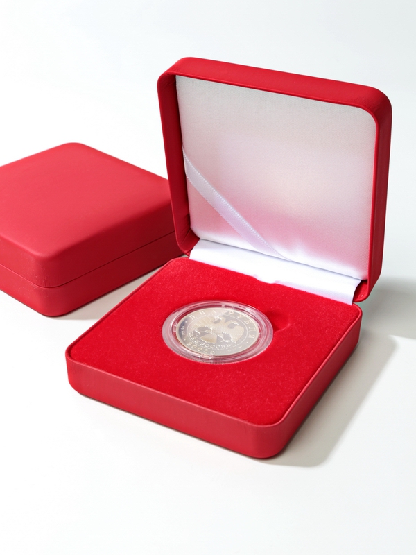 Футляр из искусственной кожи (92х92х36 мм) для 1 монеты в капсуле (диаметр 44 мм), логотип Банк России, красный/персонализация