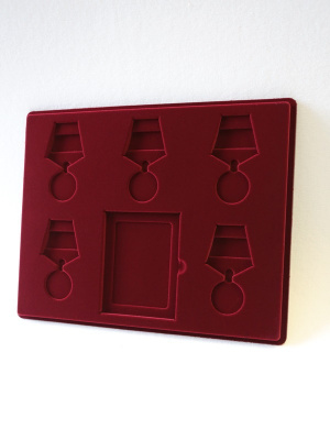 Планшет S (234х296х12 мм) на 5 медалей РФ d-32 мм и 1 удостоверение, тёмно-бордовый Планшет S (234х296х12 мм) на 5 медалей РФ d-32 мм и 1 удостоверение, тёмно-бордовый