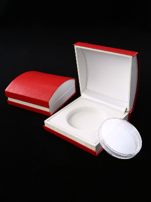 Футляр красного цвета из кожзаменителя (90х90х43 мм) для одной монеты в капсуле (диаметр 58 мм). Ложемент белый Футляр красного цвета из кожзаменителя (90х90х43 мм) для одной монеты в капсуле (диаметр 58 мм). Ложемент белый