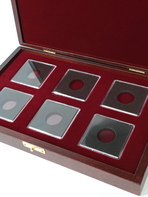 Деревянный футляр Vintage M (244х156х38 мм) для 6 монет в капсулах Quadrum (50х50х6 мм), тёмно-бордовый  Деревянный футляр Vintage M (244х156х38 мм) для 6 монет в капсулах Quadrum (50х50х6 мм), тёмно-бордовый