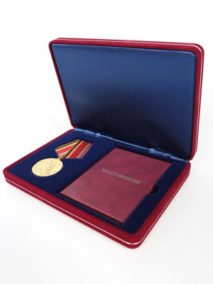 Футляр замшевый (182х128х34 мм) под медаль РФ d-37 мм и удостоверение (80х110х8 мм), тёмно-синий  Футляр замшевый (182х128х34 мм) под медаль РФ d-37 мм и удостоверение (80х110х8 мм), тёмно-синий