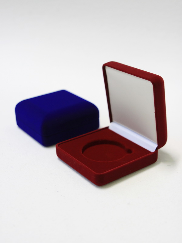 Футляр с низкой крышкой (92х92х40 мм) для монеты, медали (диаметр 55 мм, глубина 7 мм) Футляр с низкой крышкой (92х92х40 мм) для монеты, медали (диаметр 55 мм, глубина 7 мм)