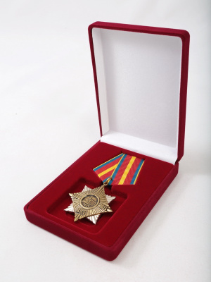 Футляр (90х124х32 мм) под орден на пятиугольной колодке, светло-бордовый  Футляр (90х124х32 мм) под орден на пятиугольной колодке, светло-бордовый