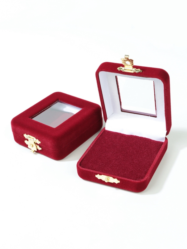 Футляр (58х70х25 мм) с окном с поролоновой вставкой