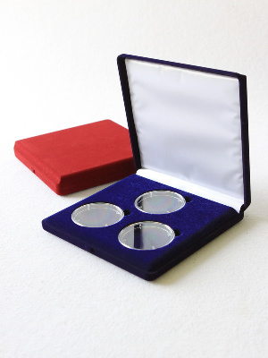 Футляр (165х165х27 мм) на 3 монеты в капсулах (диаметр 58 мм) Футляр (165х165х27 мм) на 3 монеты в капсулах (диаметр 58 мм)