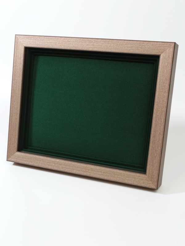 Багетная рамка G пластиковая под 1 ячейку (262х363х18 мм) с поролоновой вставкой. Вид 5