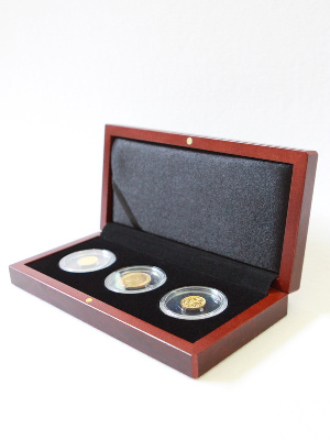 Деревянный футляр Volterra (194х94х32 мм) для 3 монет в капсулах (диаметр 44 мм) Деревянный футляр Volterra (194х94х32 мм) для 3 монет в капсулах (диаметр 44 мм)