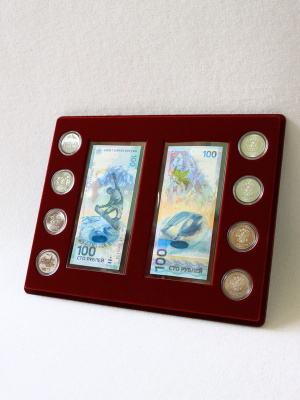 Планшет S (234х296х12 мм) для 2 банкнот Сочи-2014 в чехлах и 8 монет Сочи-2014 в капсулах Leuchtturm (Капсулы в столбик. Диаметр 33 мм), тёмно-бордовый  Планшет S (234х296х12 мм) для 2 банкнот Сочи-2014 в чехлах и 8 монет Сочи-2014 в капсулах Leuchtturm (Капсулы в столбик. Диаметр 33 мм), тёмно-бордовый