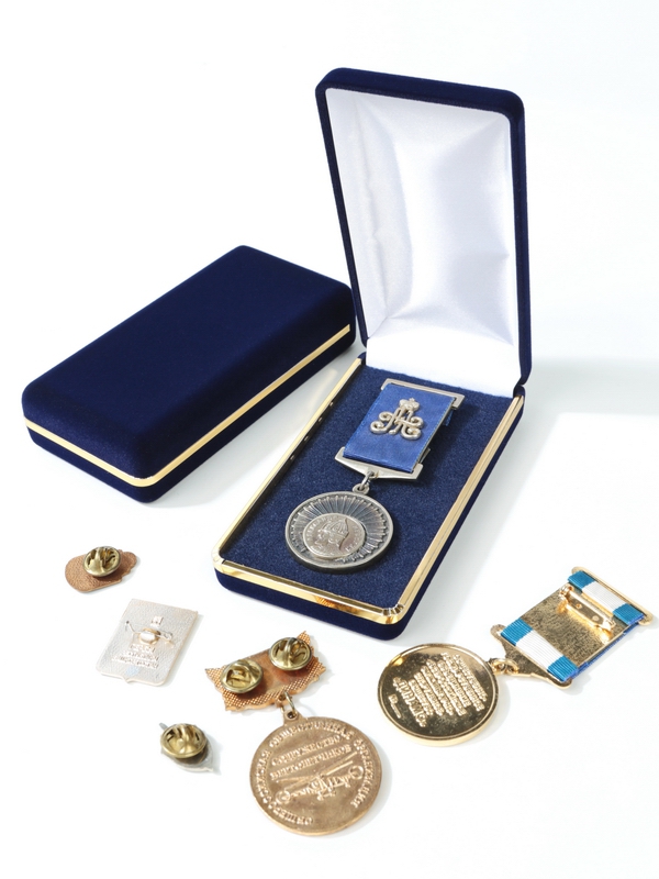 Футляр (62х116х26 мм) с золотым ободком с поролоновой вставкой, тёмно-синий