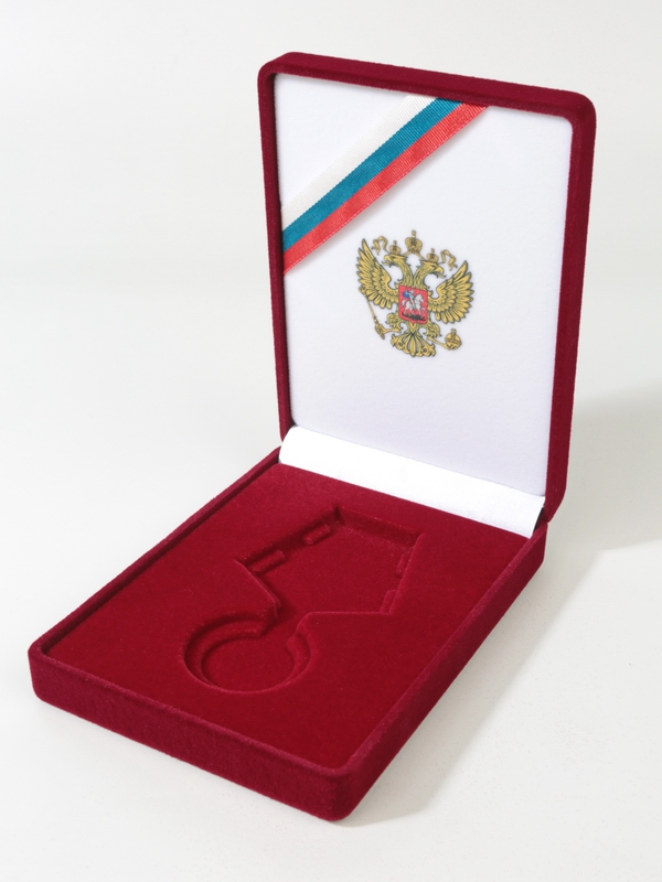  Футляр (90х124х32 мм) под медаль РФ d-32 мм с пятиугольной колодкой, в крышке лента и герб РФ, светло-бордовый/персонализация