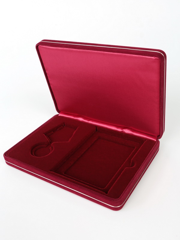 Футляр замшевый (182х128х34 мм) под медаль РФ d-32 мм и удостоверение (80х110х8 мм), тёмно-бордовый  Футляр замшевый (182х128х34 мм) под медаль РФ d-32 мм и удостоверение (80х110х8 мм), тёмно-бордовый