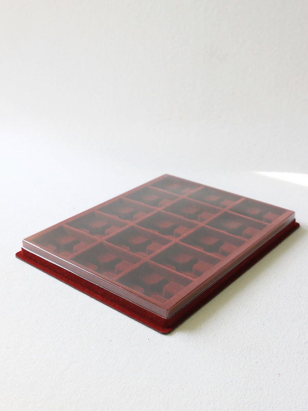 Планшет S (243х304х21 мм) на 15 ячеек (63х49х10 мм) (под знаки с булавками), тёмно-бордовый