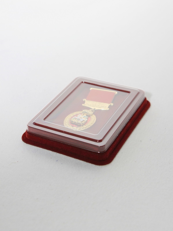  Сувенирная упаковка (110х139х22 мм) с поролоновой вставкой под универсальную медаль (59х97х16 мм), тёмно-бордовый