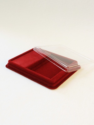 Сувенирная упаковка (181х142х22 мм) с поролоновой вставкой под универсальную медаль и удостоверение (81х112х12 мм)