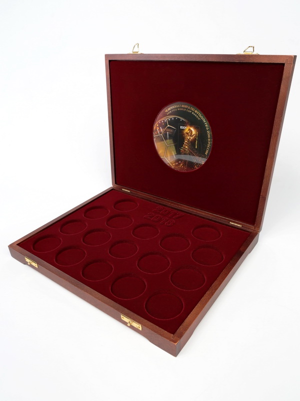 Футляр деревянный Vintage S (305х247х40 мм) для 3 золотых и 14 серебряных монет «Футбол 2018» в капсулах. Кубок Футляр деревянный Vintage S (305х247х40 мм) для 3 золотых и 14 серебряных монет «Футбол 2018» в капсулах. Кубок