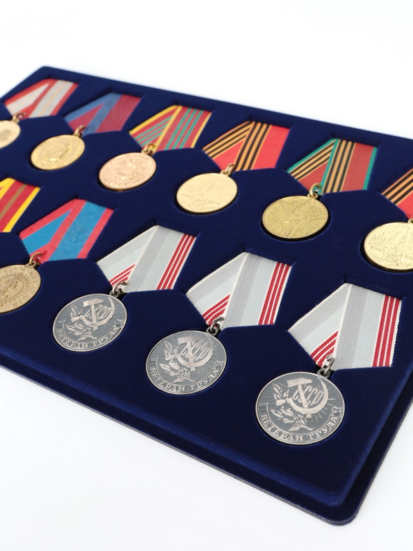  Планшет L (222х333х13 мм) на 12 медалей РФ d-35 мм с пятиугольной колодкой, тёмно-синий