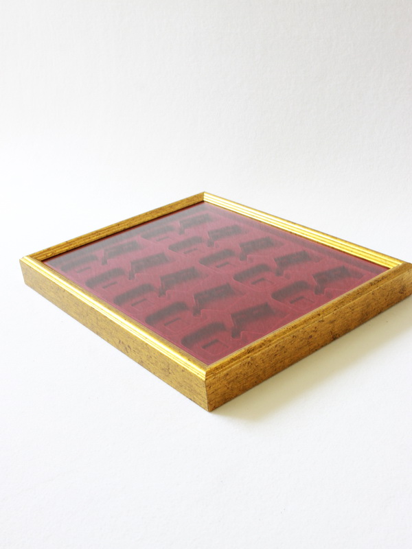  Багетная рамка S золотого цвета под 10 орденов с пятиугольной колодкой, тёмно-синий