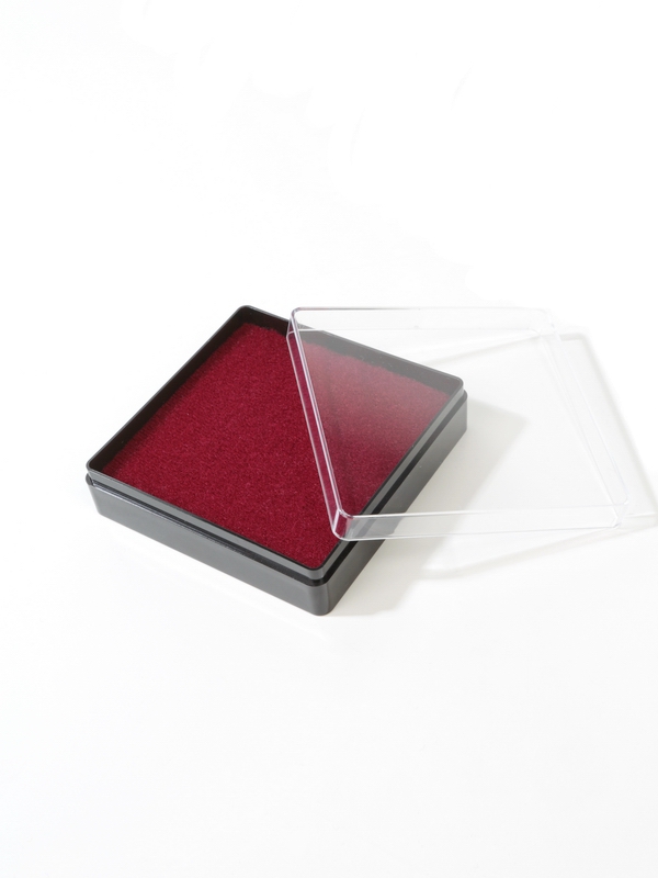  Пластиковый футляр (80х80х22 мм). Чёрное основание, прозрачная крышка, бордовая вставка