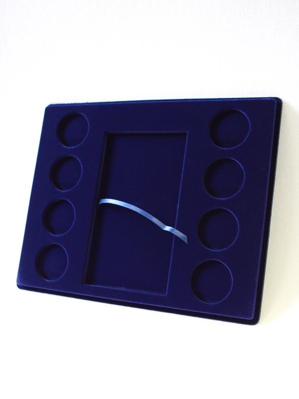 Планшет S (234х296х12 мм) для 1 банкноты Сочи-2014 в капсуле и 8 монет Сочи-2014 в капсулах. Горизонтальный, тёмно-синий  Планшет S (234х296х12 мм) для 1 банкноты Сочи-2014 в капсуле и 8 монет Сочи-2014 в капсулах. Горизонтальный, тёмно-синий