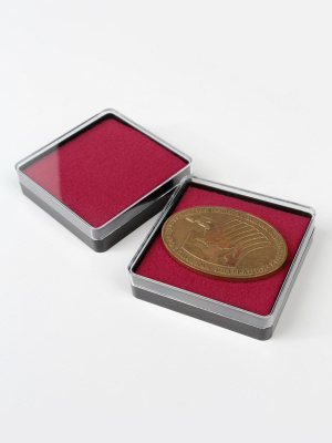 Пластиковый футляр (58х58х15 мм). Чёрное основание, прозрачная крышка, бордовая вставка  Пластиковый футляр (58х58х15 мм). Чёрное основание, прозрачная крышка, бордовая вставка