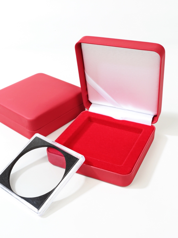 Футляр из искусственной кожи (92х92х36 мм) для 1 монеты в капсуле Quadrum XL (67,25х67,25х7,5 мм), красный