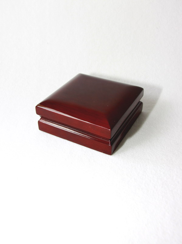 Деревянный футляр (100х100х43 мм) для монеты в капсуле