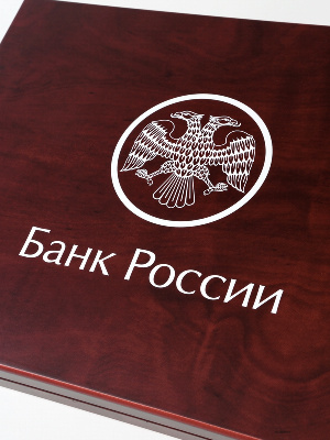 Нанесение логотипа Банк России (вертикальный) на футляр Volterra