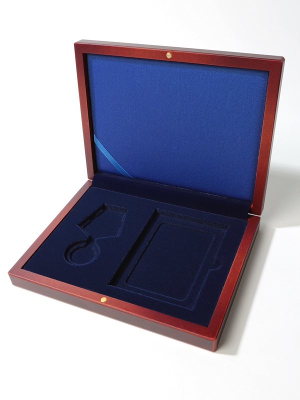 Деревянный футляр (194х149х32 мм) под медаль РФ d-32 мм с пятиугольной колодкой и удостоверение (75х105х6 мм), тёмно-синий