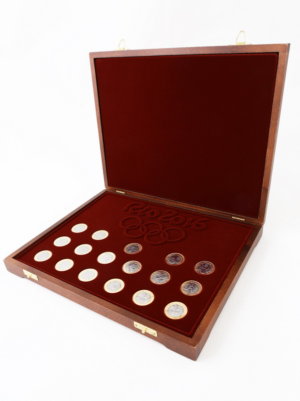 Футляр деревянный Vintage S (247х305х40 мм) для 16+1 монет серий «XXXI Летние Олимпийские игры 2016 года в Рио-де-Жанейро», «Передача Олимпийского флага» Футляр деревянный Vintage S (247х305х40 мм) для 16+1 монет серий «XXXI Летние Олимпийские игры 2016 года в Рио-де-Жанейро», «Передача Олимпийского флага»