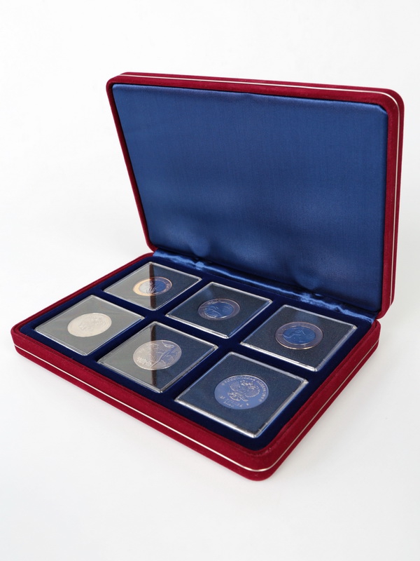 Футляр замшевый (182х128х34 мм) для 6 монет в капсулах Quadrum (50х50х6 мм) Футляр замшевый (182х128х34 мм) для 6 монет в капсулах Quadrum (50х50х6 мм)