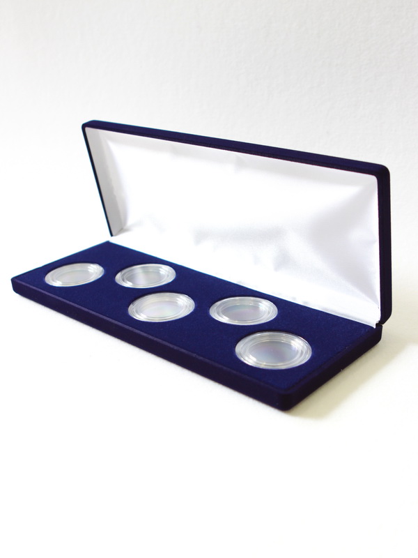 Футляр (255х103х27 мм) для 5 монет в капсулах (диаметр 44 мм) Футляр (255х103х27 мм) для 5 монет в капсулах (диаметр 44 мм)