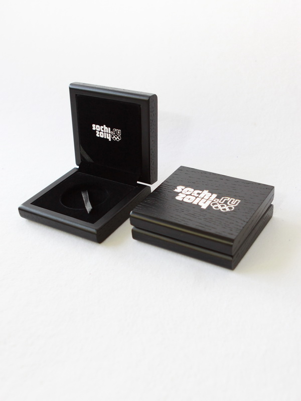 Деревянный футляр (90х95х31 мм) для монеты в капсуле. Серебро