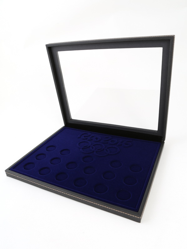  Бокс из искусственной кожи с прозрачным окном Nera Plus для 16+1 монет серий «XXXI Летние Олимпийские игры 2016 года в Рио-де-Жанейро», «Передача Олимпийского флага», зелёный