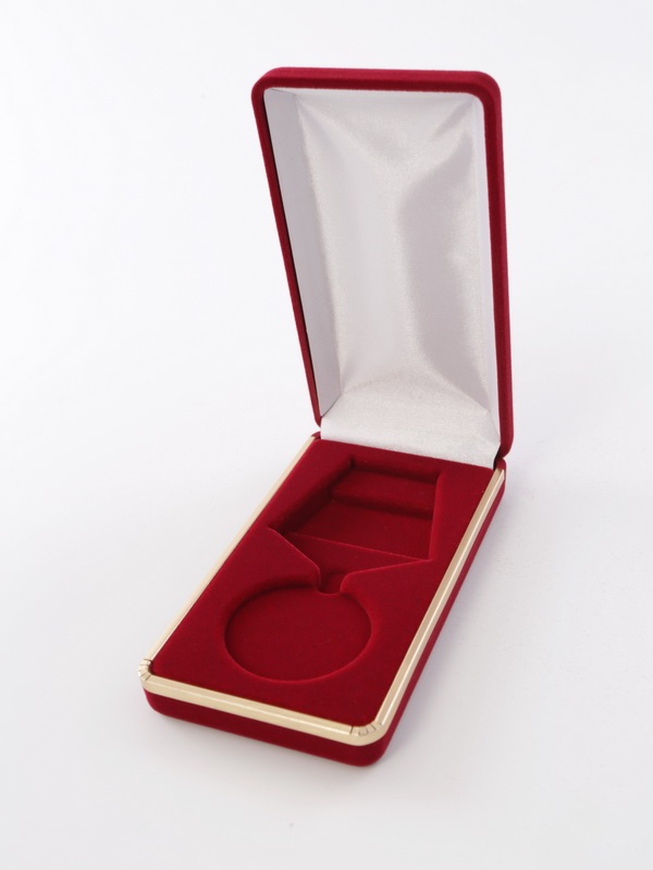 Футляр с золотым ободком (62х116х26 мм) под медаль РФ d-37 мм с пятиугольной колодкой, светло-бордовый Футляр с золотым ободком (62х116х26 мм) под медаль РФ d-37 мм с пятиугольной колодкой, светло-бордовый