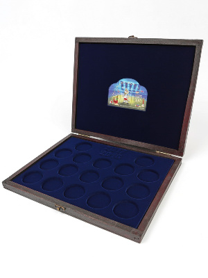 Футляр деревянный Rustika (310х261х33 мм) для 3 золотых и 14 серебряных монет «Футбол 2018» в капсулах. Талисман