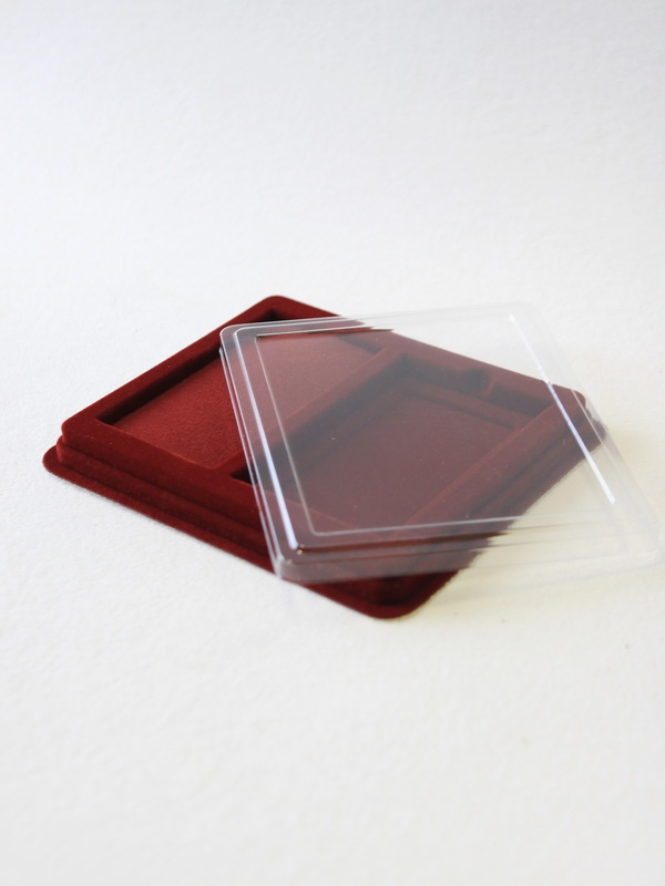  Сувенирная упаковка (191х162х21 мм) с поролоновой вставкой под универсальную медаль и удостоверение (76х116х10 мм), тёмно-бордовый