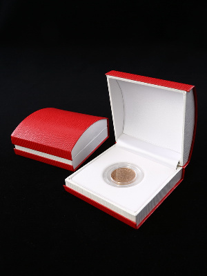 Футляр красного цвета из кожзаменителя (90х90х43 мм) для одной монеты в капсуле (диаметр 44 мм). Ложемент белый