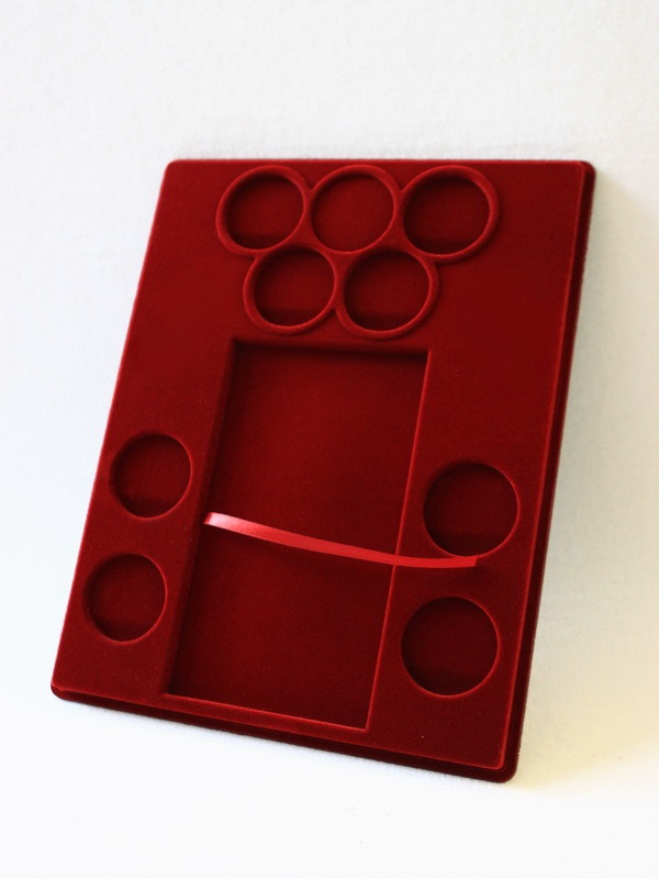 Планшет S (234х296х12 мм) для 1 банкноты Сочи-2014 в капсуле и 8 монет Сочи-2014 в капсулах (4 монеты располагаются в олимпийских кольцах), тёмно-бордовый  Планшет S (234х296х12 мм) для 1 банкноты Сочи-2014 в капсуле и 8 монет Сочи-2014 в капсулах (4 монеты располагаются в олимпийских кольцах), тёмно-бордовый