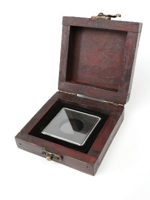 Деревянный футляр Rustica (88х97х33 мм) для монеты в капсуле Quadrum (50х50х6 мм). Leuchtturm, 355170