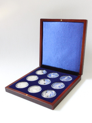 Деревянный футляр (190х196х32 мм) для 9 монет в капсулах (диаметр 44 мм). Синий Деревянный футляр (190х196х32 мм) для 9 монет в капсулах (диаметр 44 мм). Синий